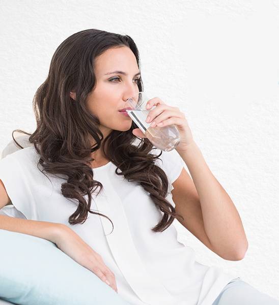 mulher bebendo água ibbl